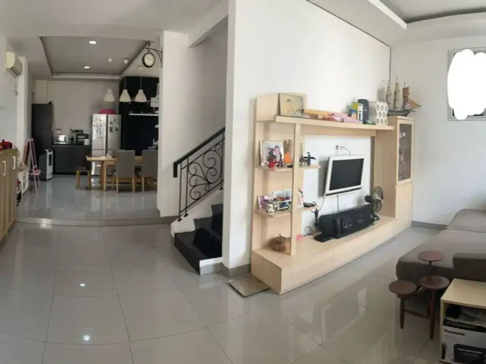 Parkir Luas! Rumah 2 Lantai di City Resort Cengkareng: Garasi 3 Mobil + Row Jalan 4 Mobil