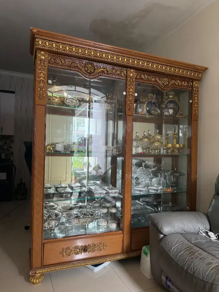 Di jual lemari kayu jati