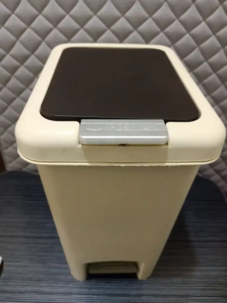 Tempat sampah premium