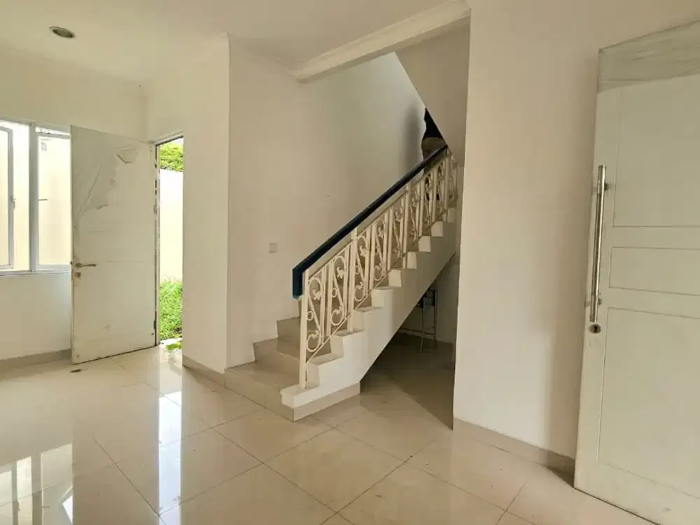 Rumah Baru Belum Pernah Dihuni di JGC Cakung Jakarta Timur