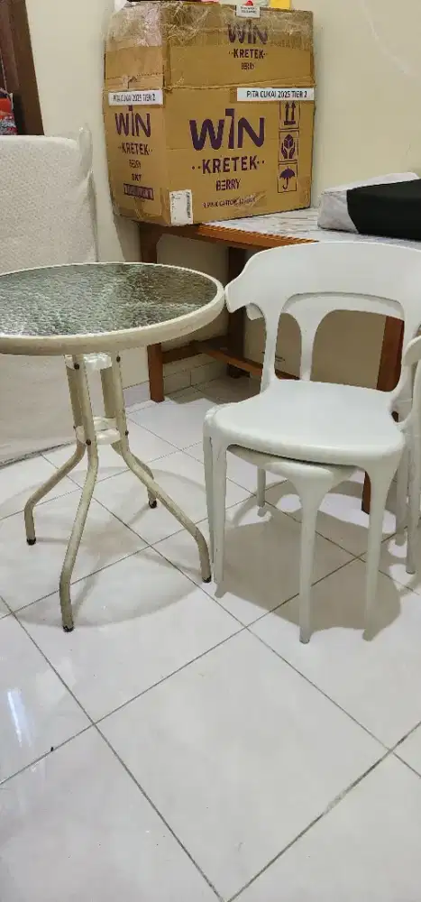 Meja teras dan kursi
