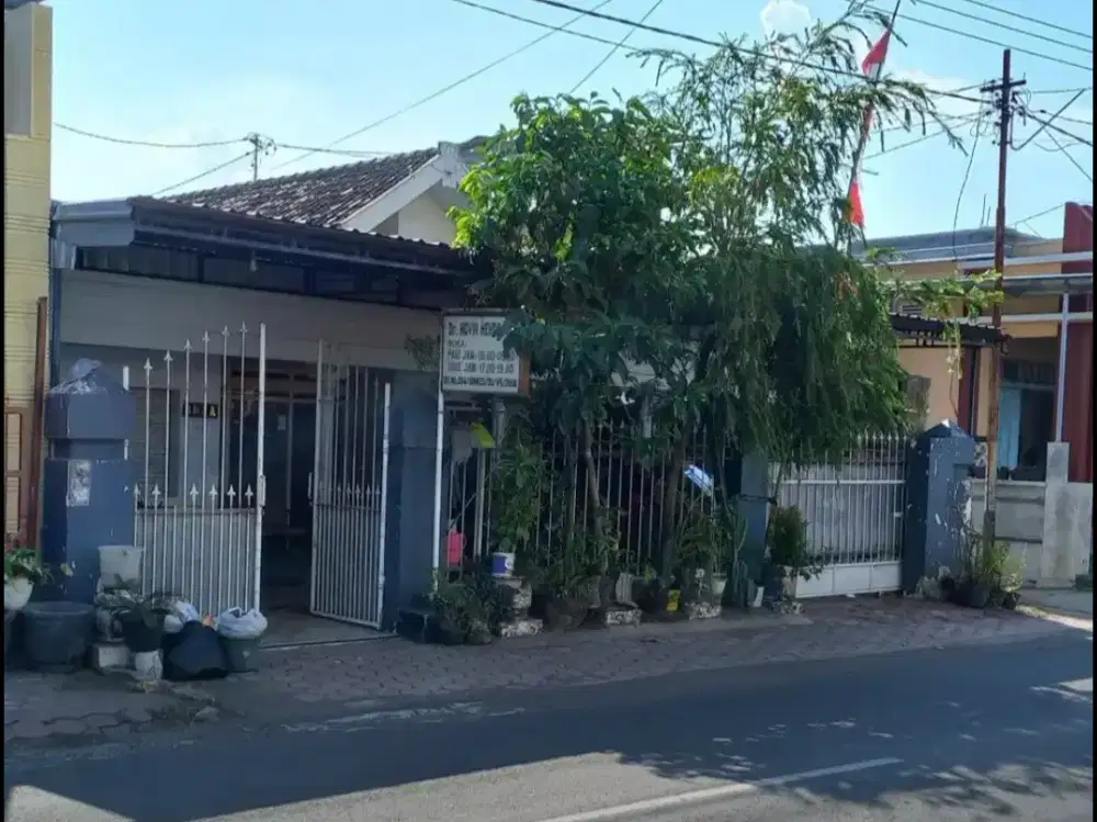 Rumah di jalur utama pasar bandung - ke arah besuki, pantai gemah