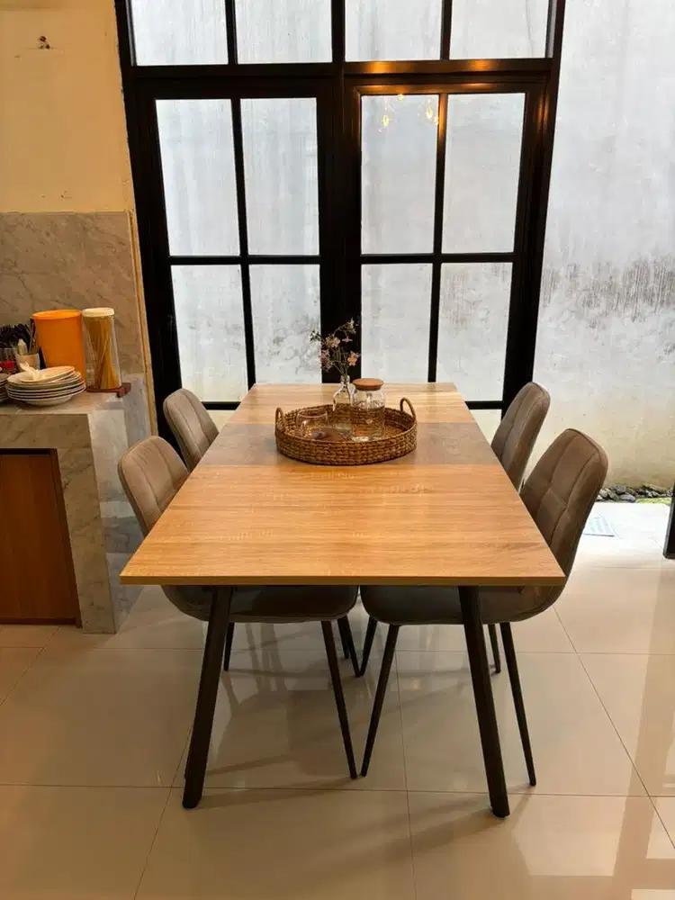 Meja makan informa satu set