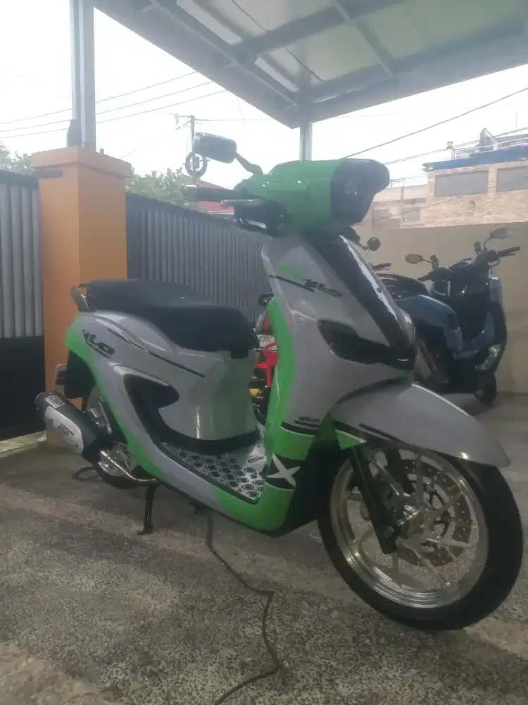 pasang stiker mobil dan motor