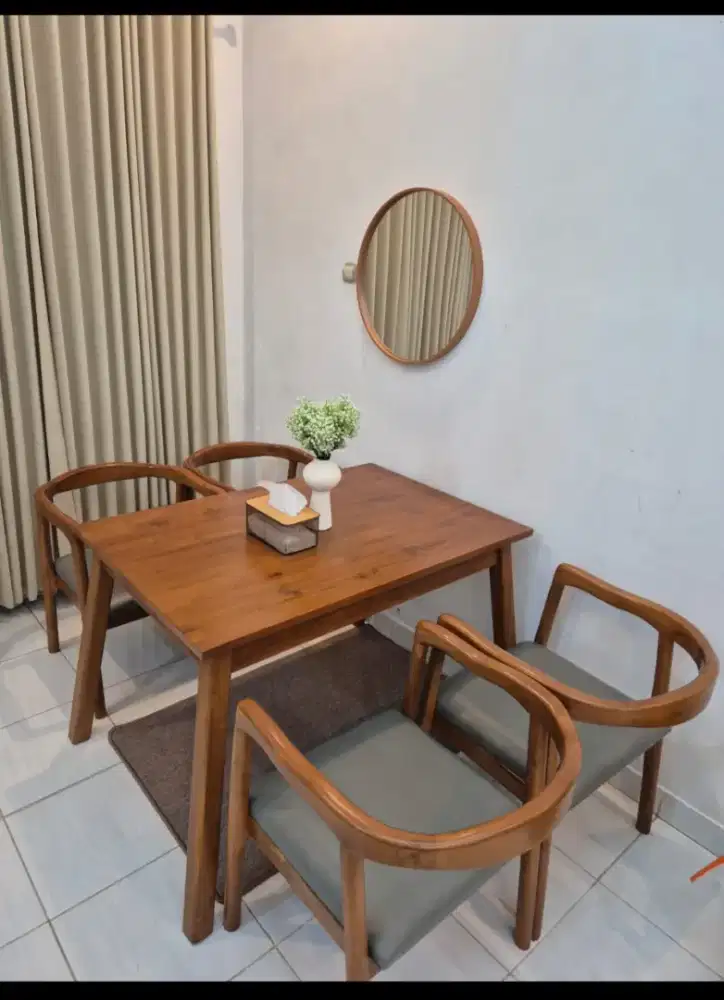 Satu Set Meja Makan
