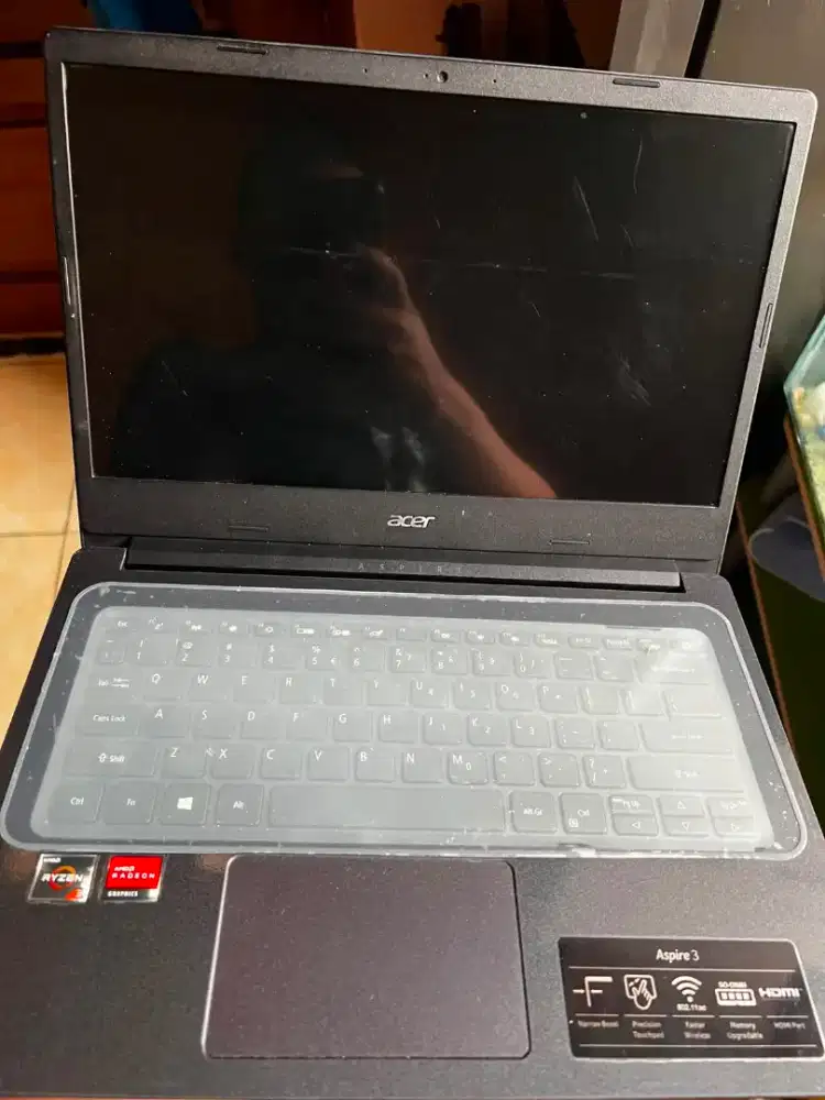 Acer aspire 3
Amd Ryzen 3 seri 3
Ram 4GB
SSD 256
Windows 11