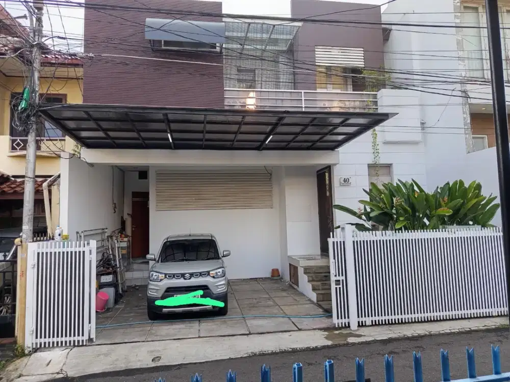 Dijual rumah di Tebet Barat dengan kondisi bangunan sangat terawat dan siap huni.
