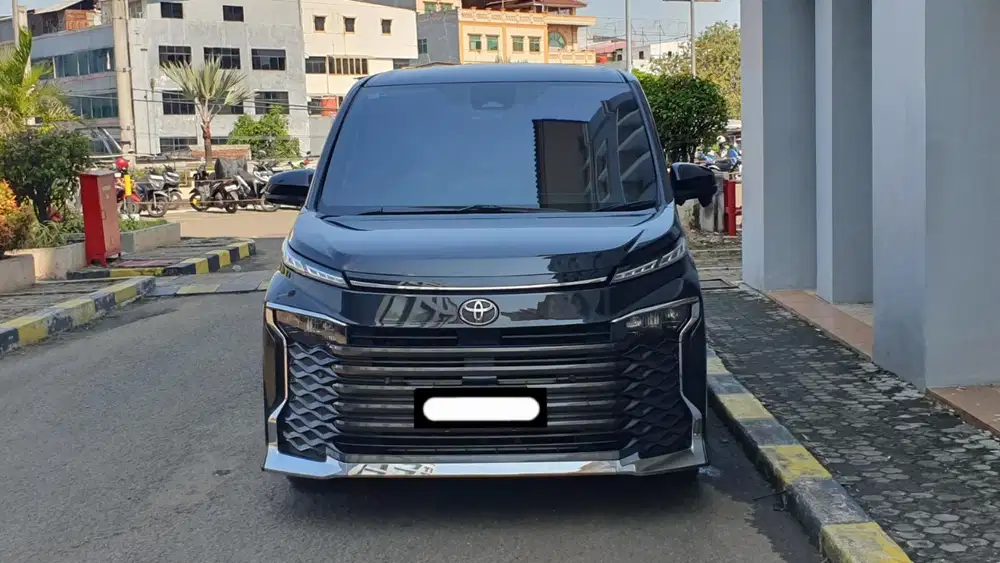 Toyota voxy cvt tss 2023 hitam cash kredit bisa