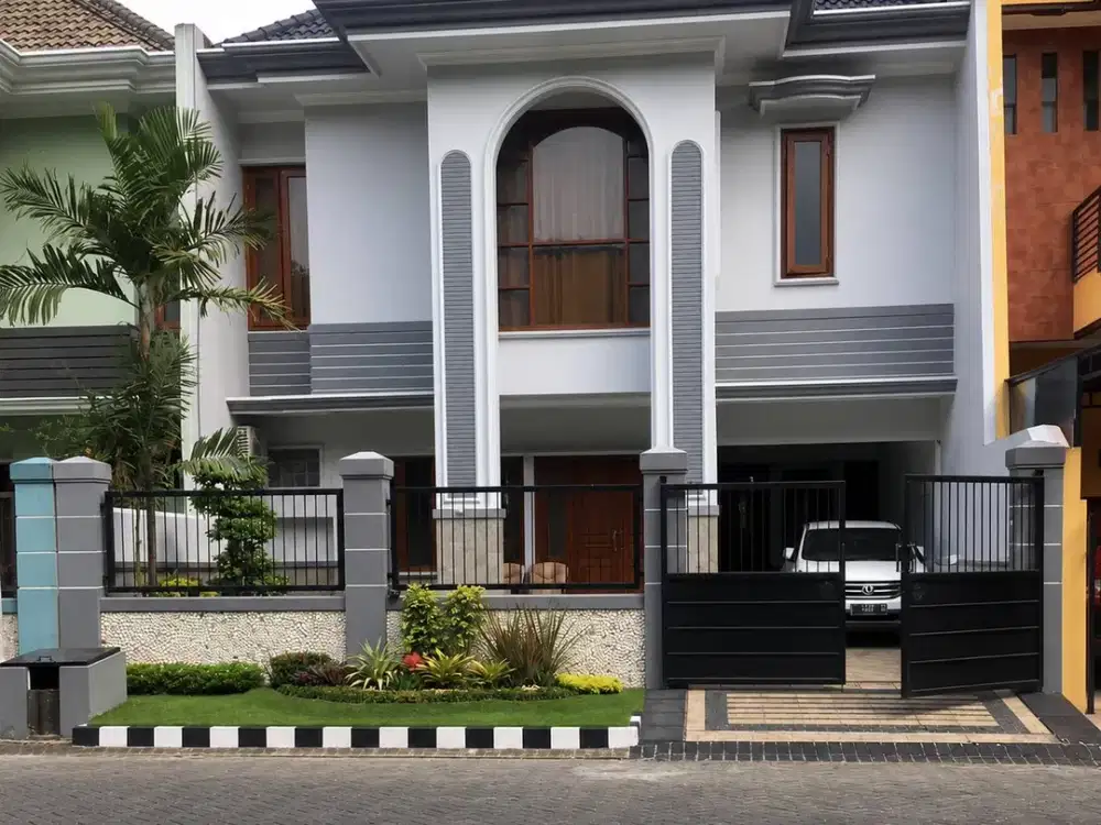 rumah Lokasi: Babatan Pratama, Menghadap : Utara bonus full furnish