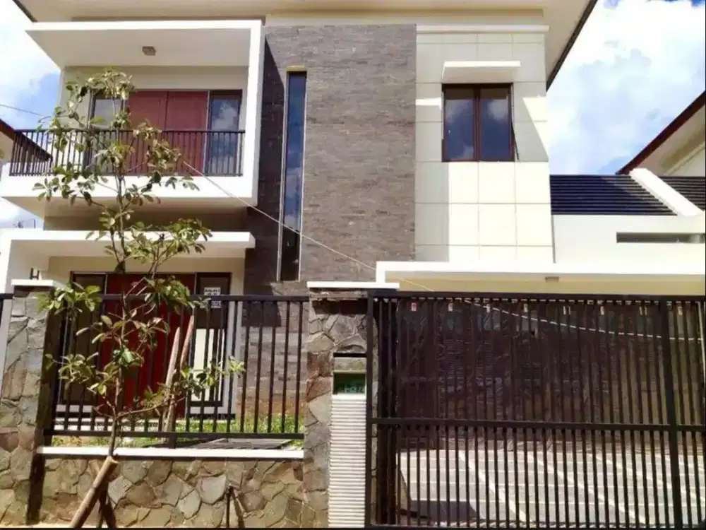 Di sewakan  rumah pinggir jalan cocok untuk tempat usaha di Heliconia