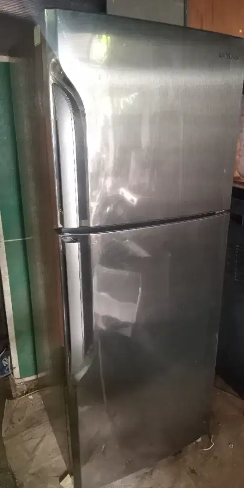 Di jual kulkas samsung 2 pintu,RT30SU- 300 liter,ori siap pakai.