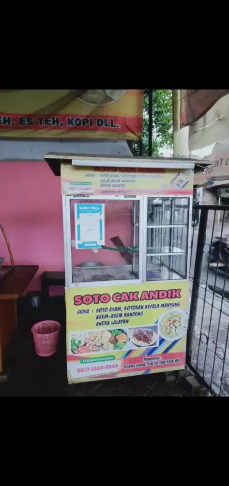 Etalase Bekas Soto dan Penyetan