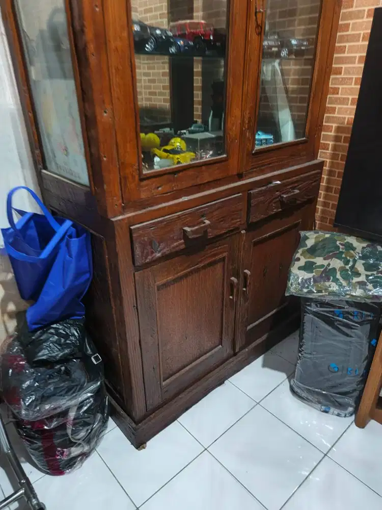 Lemari Pajangan dengan motif kayu Rustik