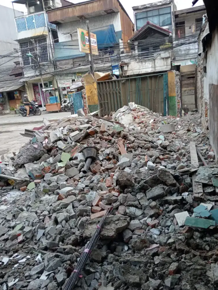 Yang Butuh Puing Silakan diambil Gratis