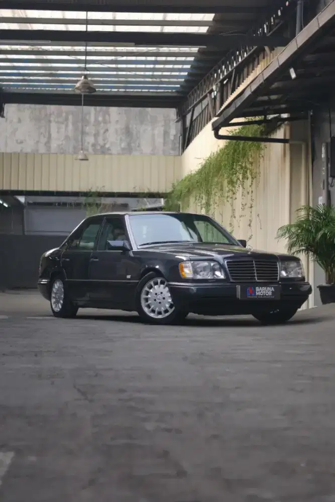 [ KILOMETER ANTIK ] MERCEDES BENZ E320 MT 1994