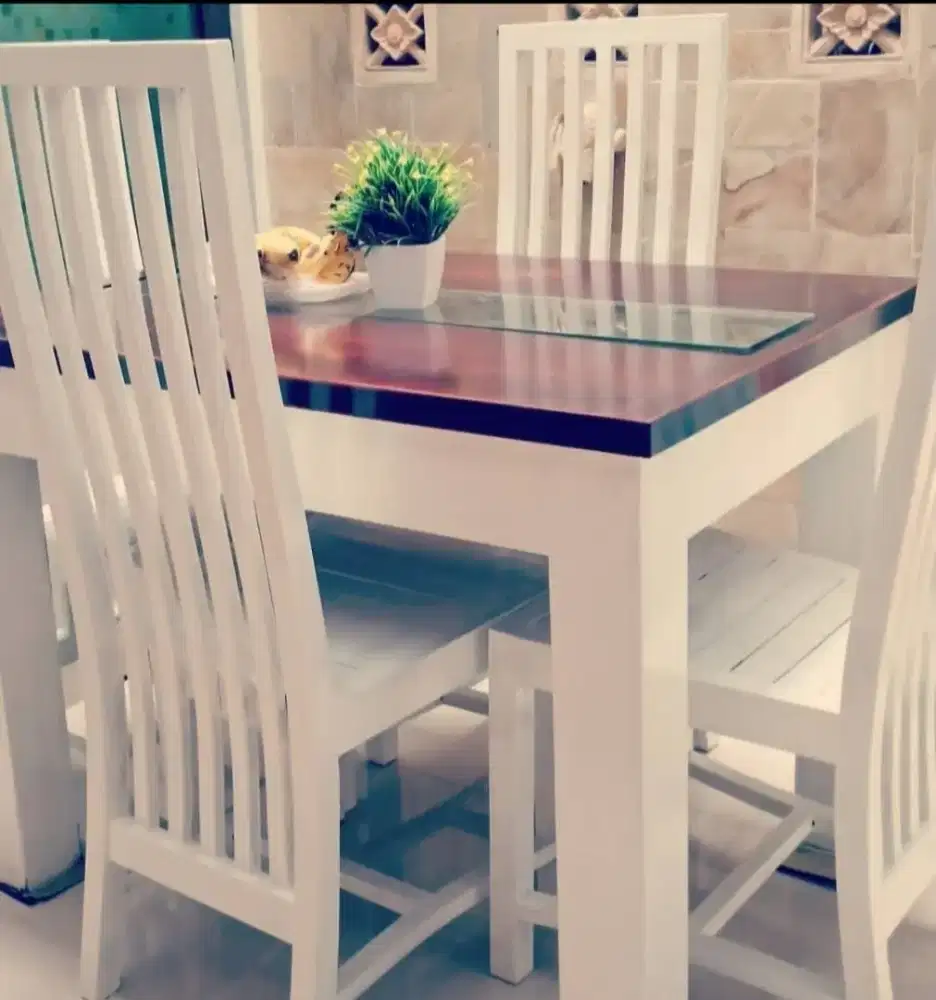 MEJA MAKAN & 4 KURSI CANTIK