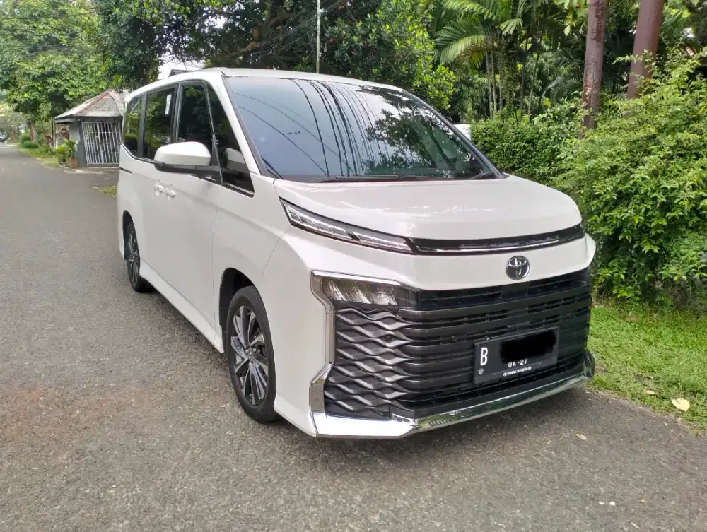 CASH TOYOTA VOXY 2022 AT