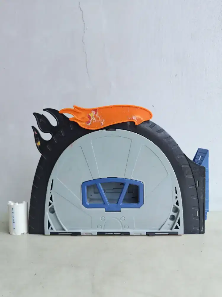 Hot Wheels Portable Fold-Up Tire Tread Raceway playset Diorama Diecast