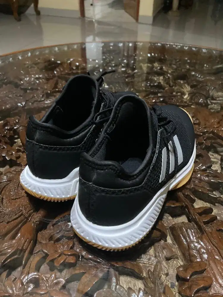 Sepatu badminton/padel adidas