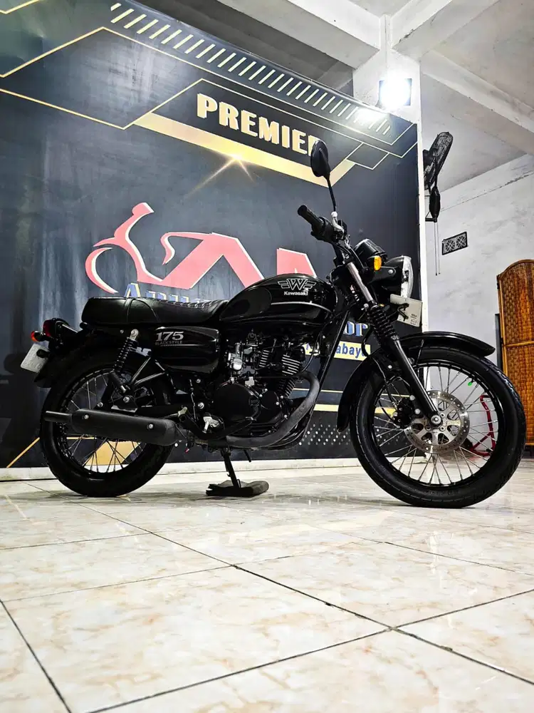 W175 SE Black Edition limited mewah reg.2023 . Anugerah motor rungkut