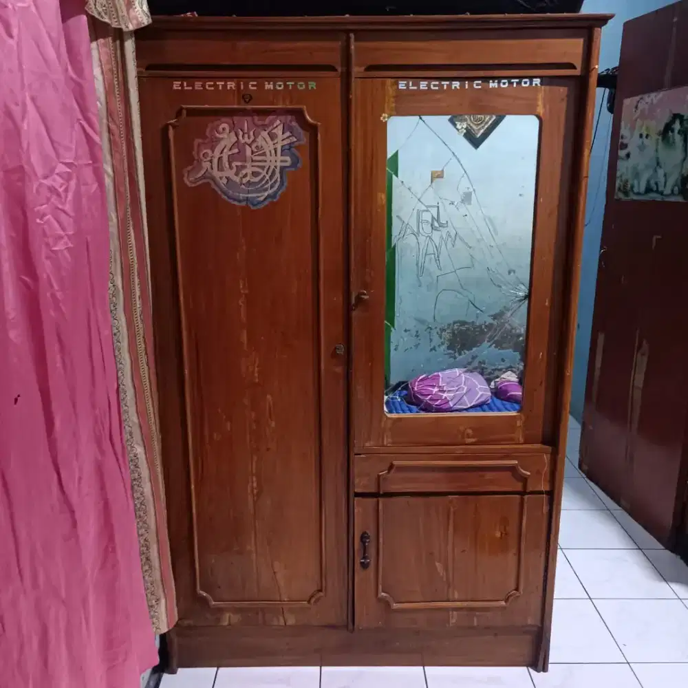 Lemari pakaian kayu jati