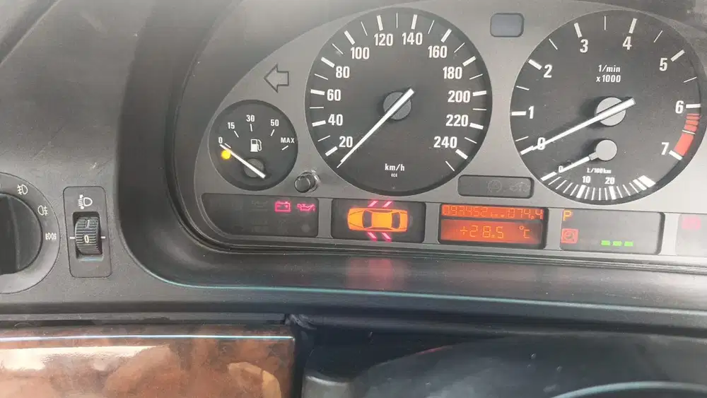 BMW 528i 2000 Bensin