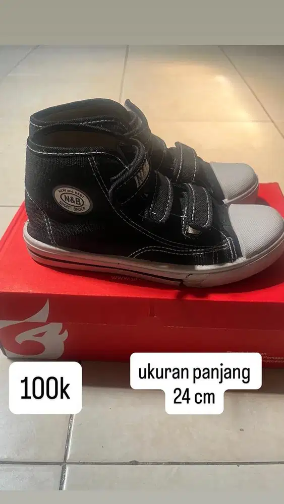 Sepatu sekolah anak