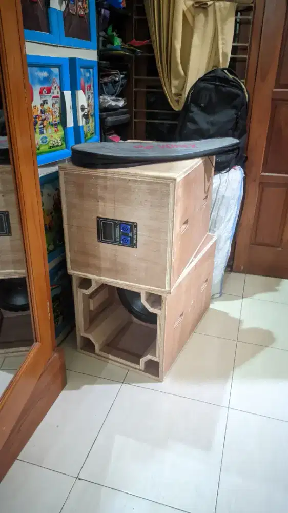 Speaker sub beserta boxnya