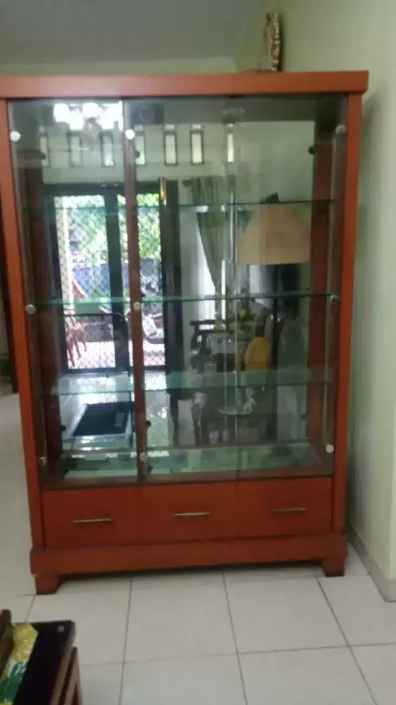 Lemari kaca hias