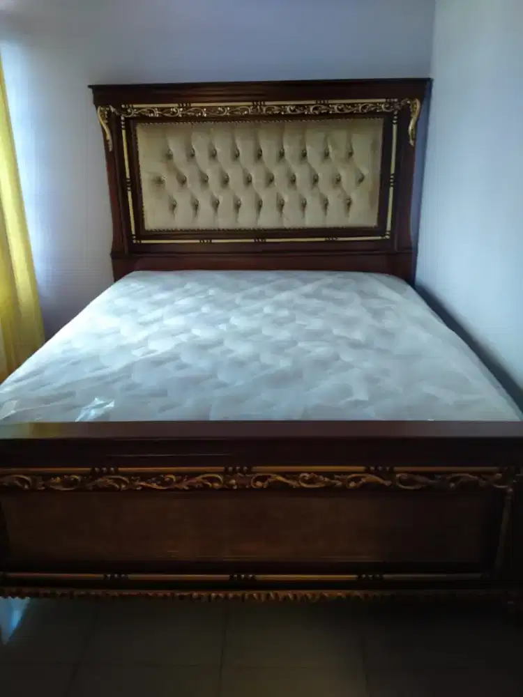Ranjang kasur dengan bahan kayu Jati