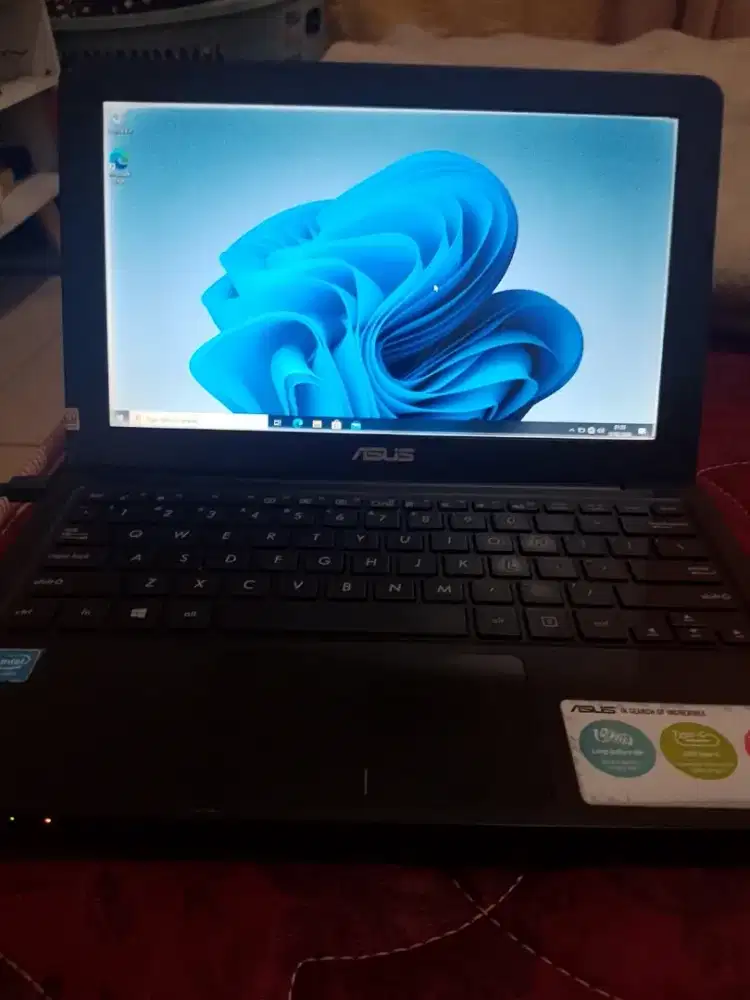 Laptop Asus notebook cocok untuk sekolah atau main game tipis.