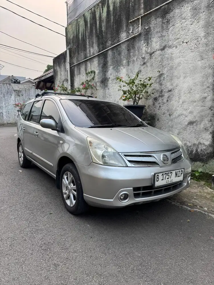 Nissan Grand Livina XV Matic 2011