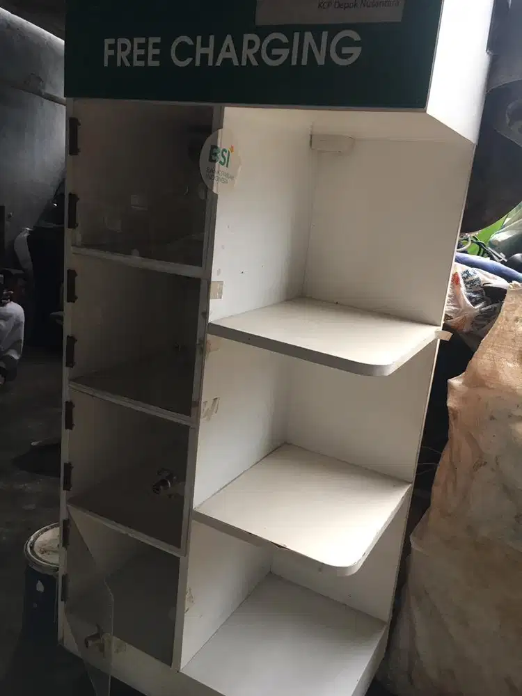 Lemari untuk charger (4 colokan)