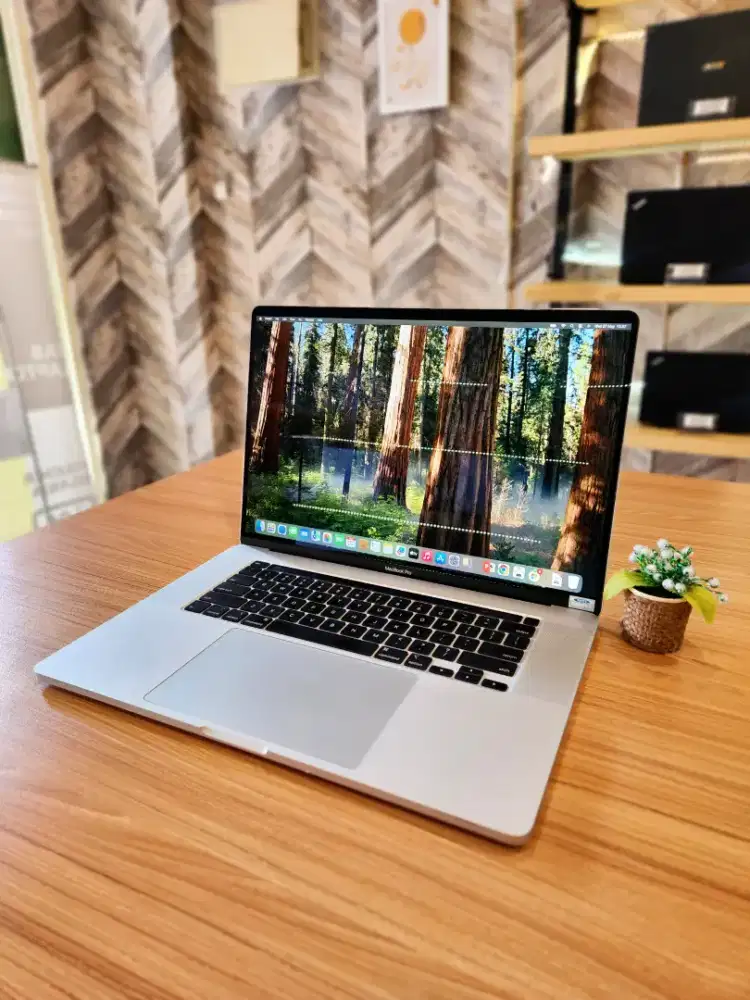 MACBOOK SULTAN!! CORE I9 MACBOOK PRO 15IN RAM 32GB!! SSD 512GB BEKAS