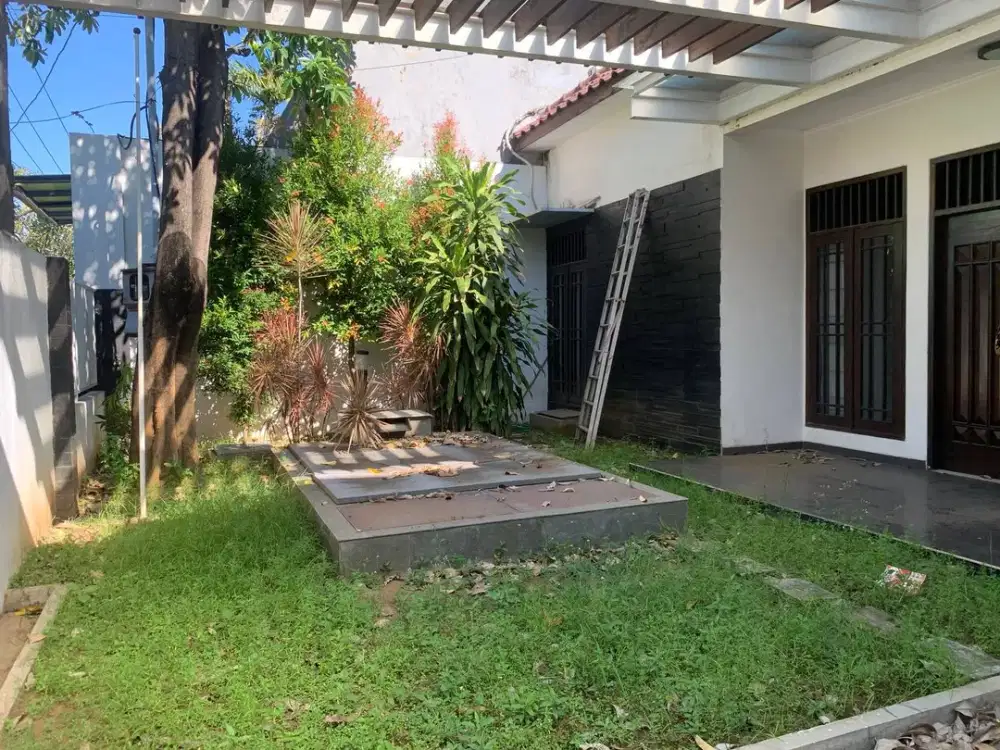 DIJUAL / DISEWAKAN RUMAH JALAN JEMURSARI - SEMI FURNISHED