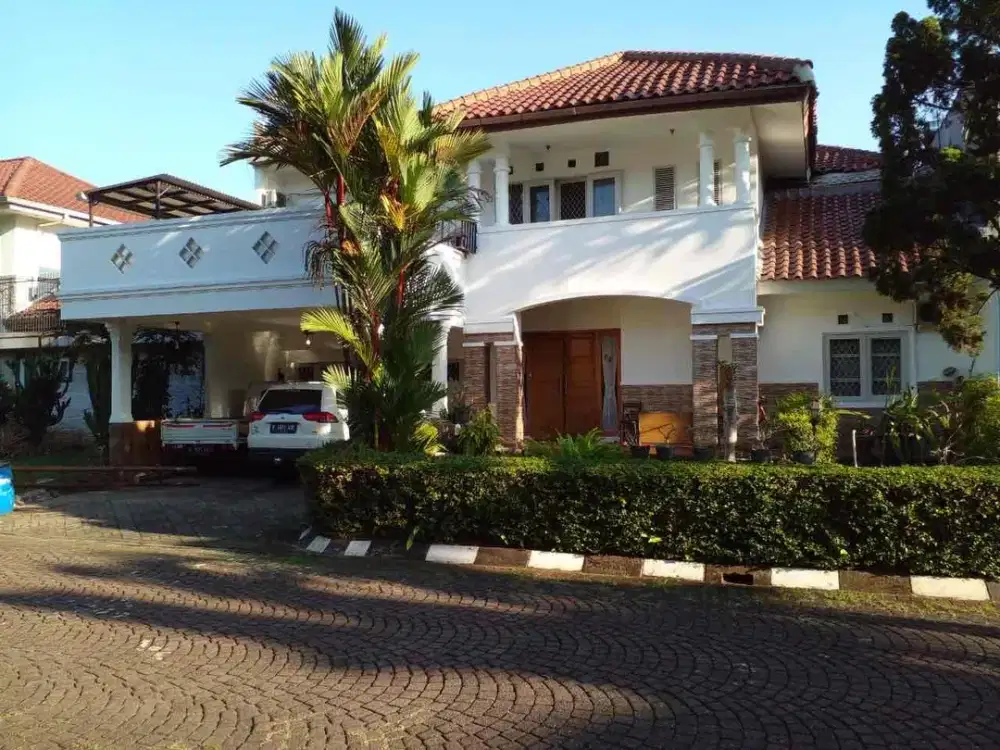 Rumah di Taman Giri Loka BSD Megah Nyaman American Classic Style