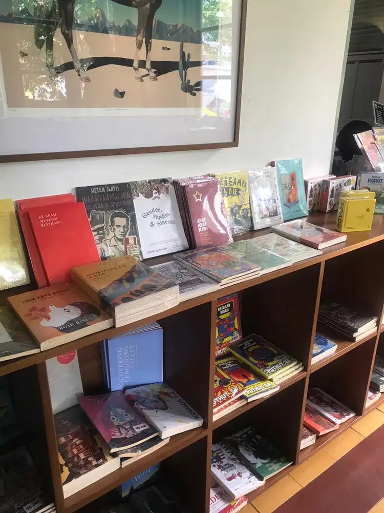 Lemari Buku Bekas