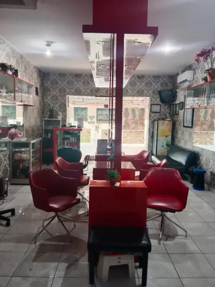 Dibutuhkan tenaga kerja untuk disalon