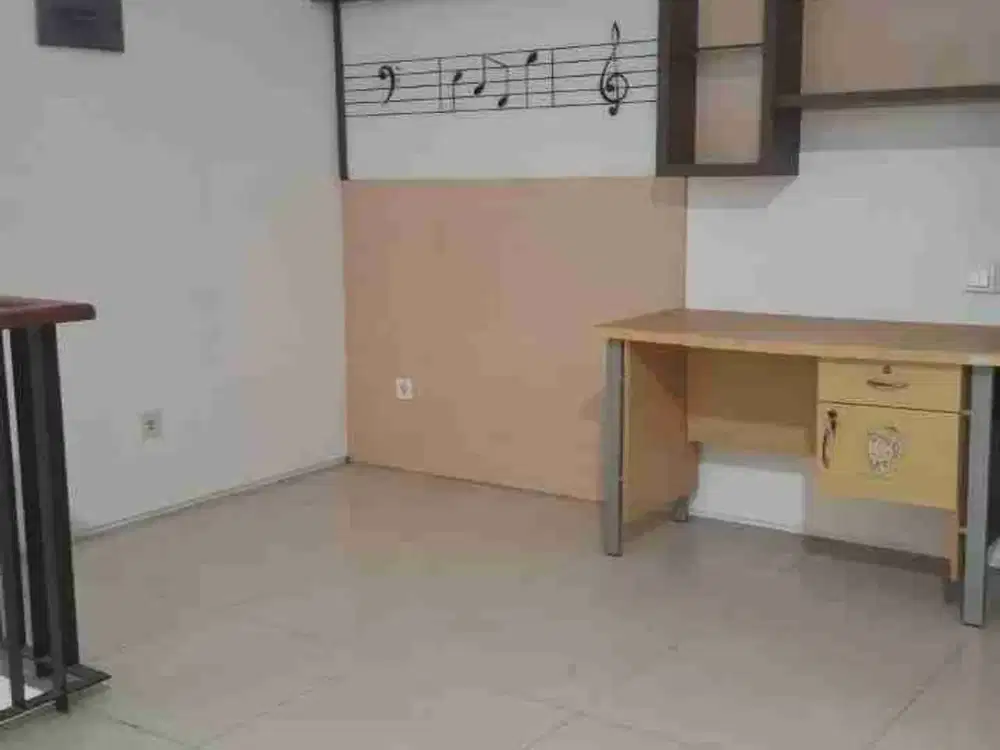 disewa rumah 2 lantai kamar ada 3 harga 95 jt/thn min 2 thn siap huni bebas banjir di citra 6