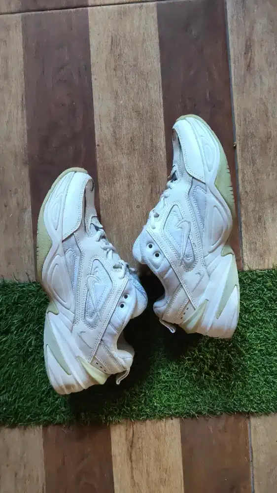 Sepatu Nike putih sneakers