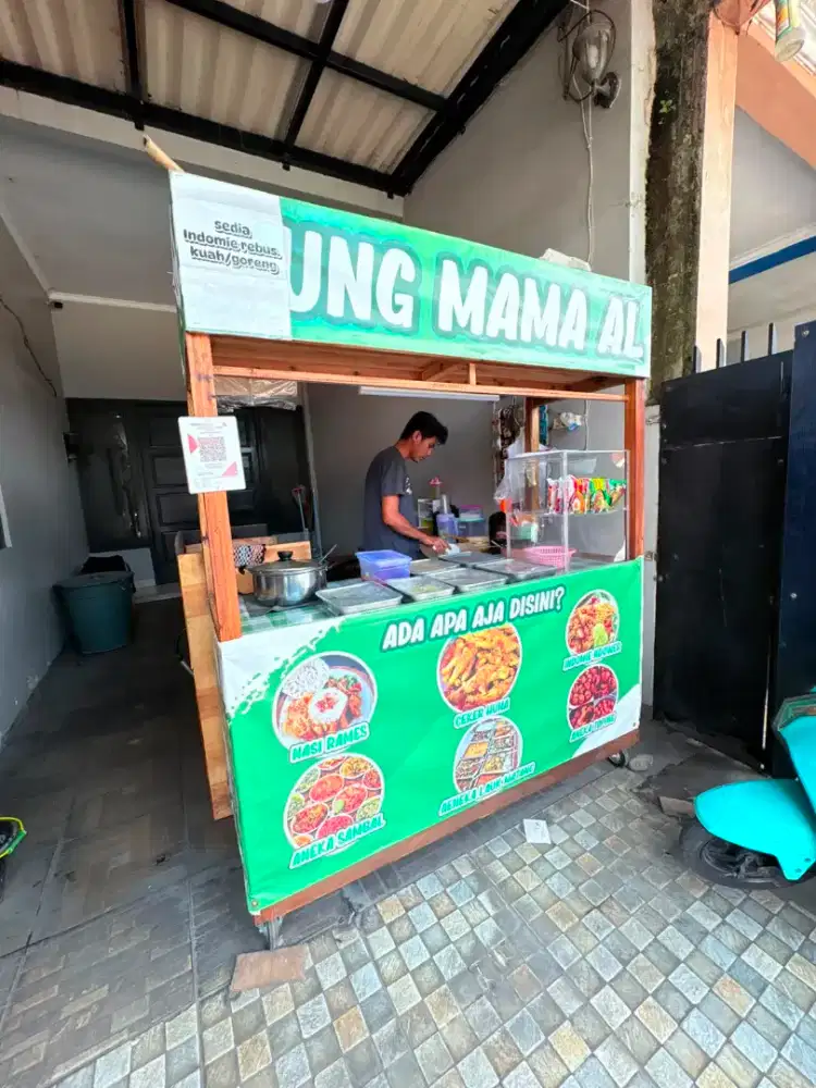 Etalase kayu dan meja