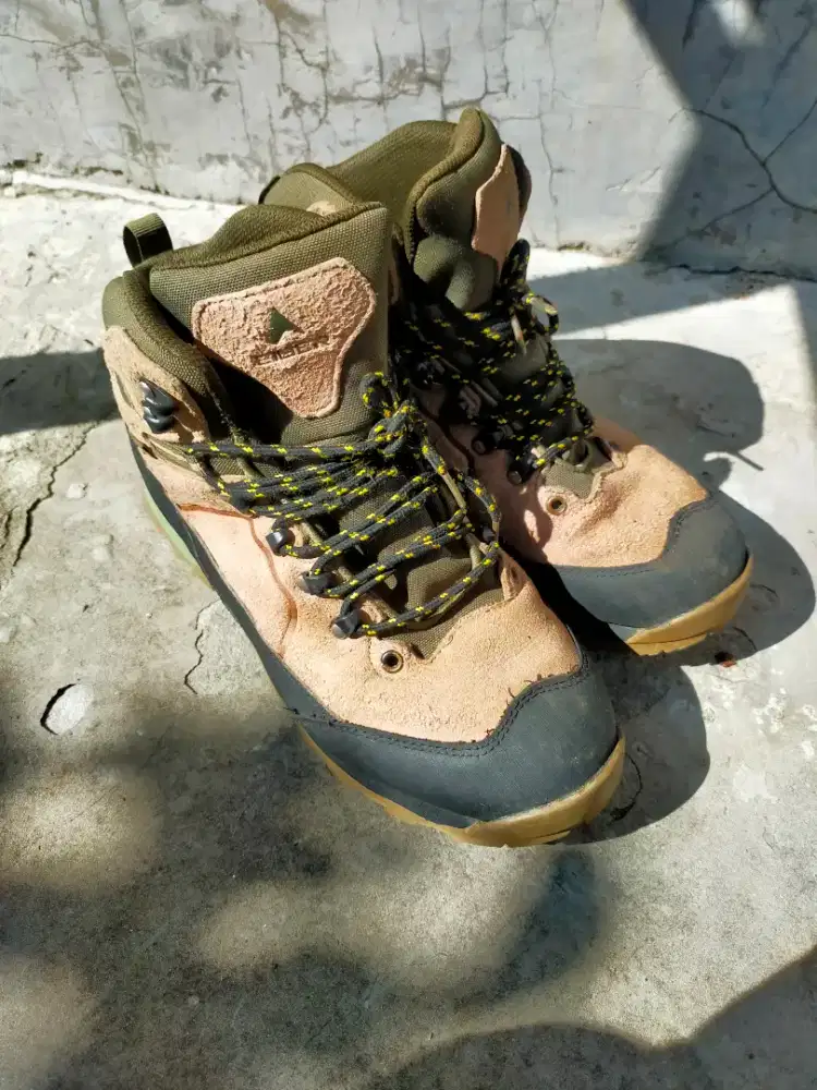 Sepatu Gunung Eiger
