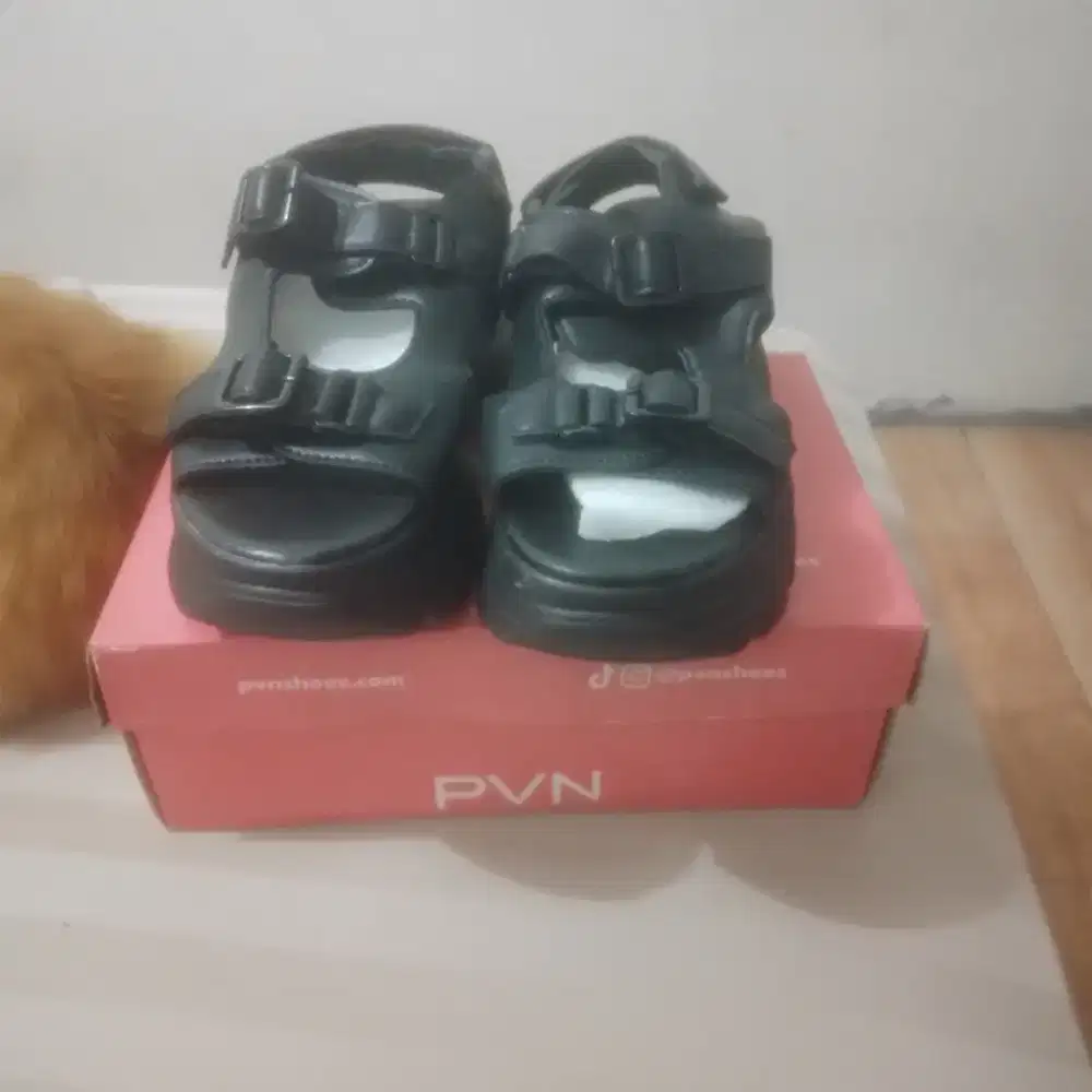 Sendal Sepatu PVN  dooyung hitam ukuran 36 dan 38