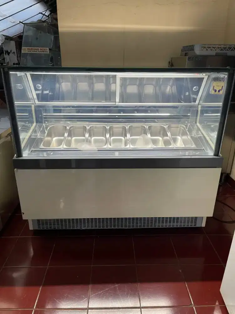 Gelato showcase/  pemajang es krim