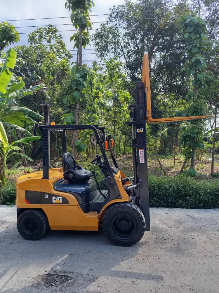 Forklift 3 Ton Caterpillar Tahun 2020 three lift