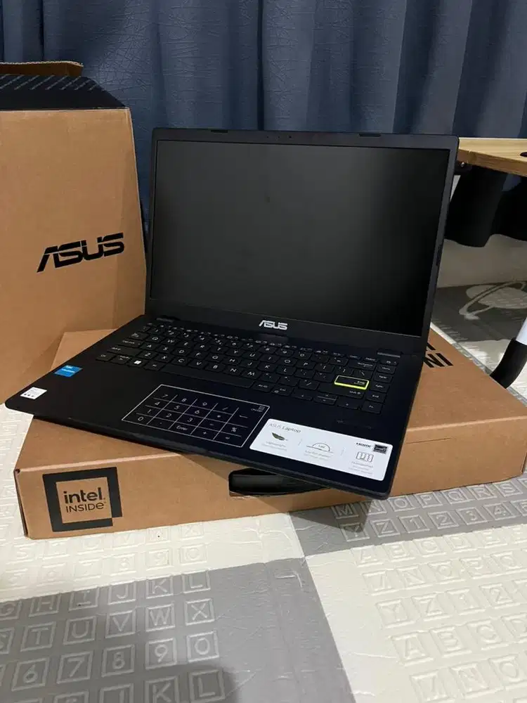 Laptop Asus E410K masih bergaransi panjang