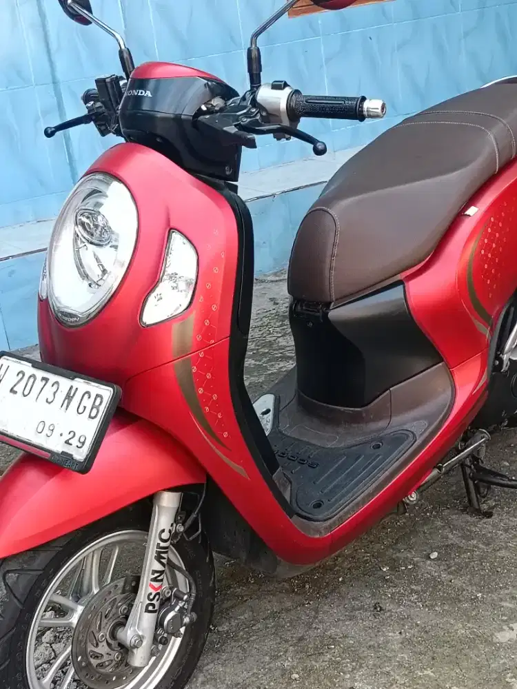 Honda Scoopy merah