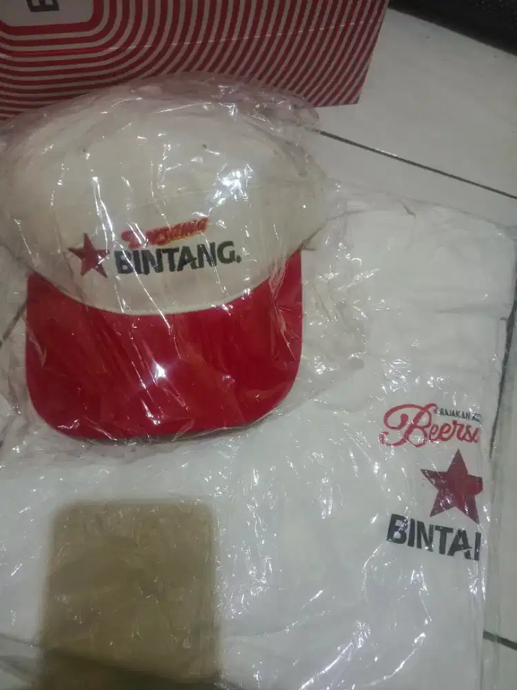 Kaos dan topi baru