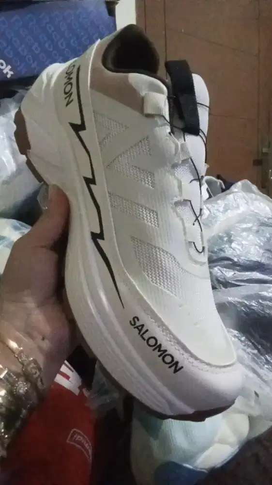 Di jual sepatu Salomon