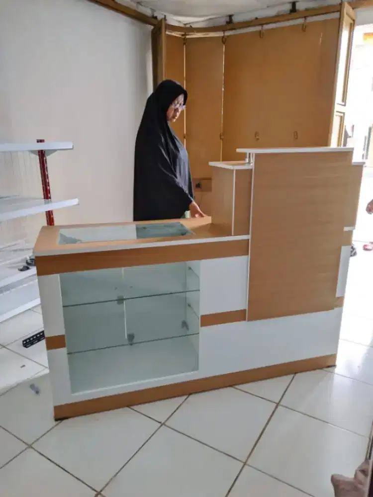 Meja etalase kounter